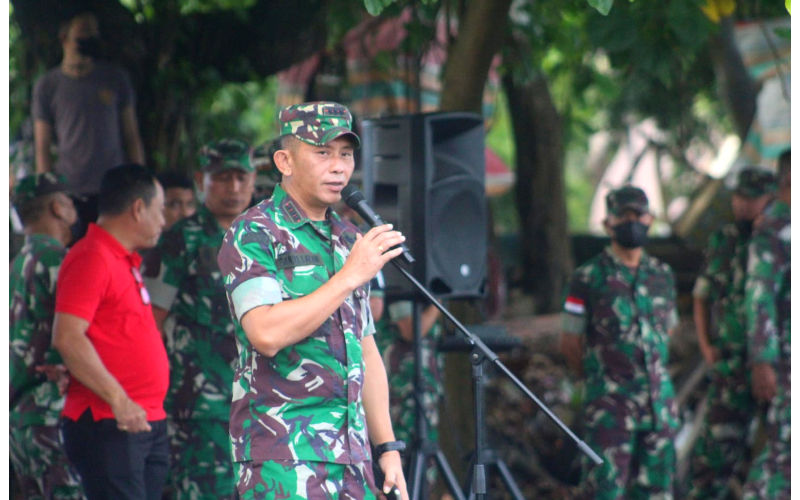 Kolonel Daniel Lalawi Buka Karya Bakti, Pantai Karangria Jadi Sasaran