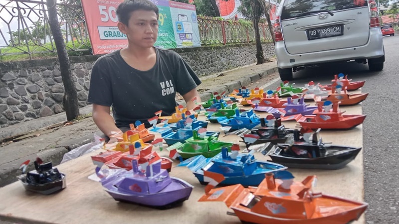 Daripada Smartphone, Belikan Anak Anda Perahu Otok-otok, Dijual di Kawasan Lapangan Koni Sario