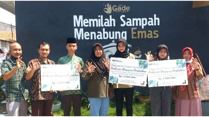 96 Pelajar Pengurus Bank Sampah Binaan Dapat Beasiswa Pendidikan dari Pegadaian