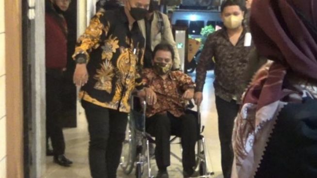 Keluar Ruang Pemeriksaan dengan Kursi Roda, Tersangka Roy Suryo Tidak Ditahan