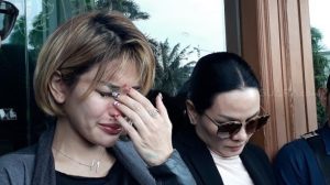 Nikita Mirzani Tidak Kooperatif, Polisi Lakukan Tangkap Paksa