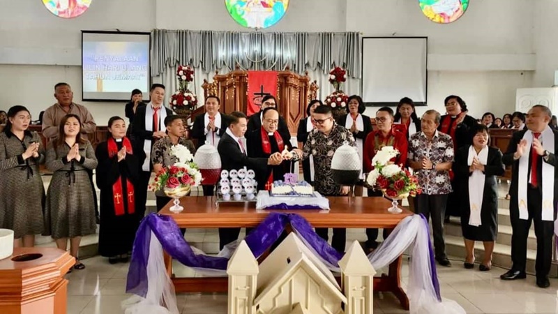 Agustivo Tumundo Wakili Bupati Royke Roring di Ibadah HUT ke-157 GMIM Imanuel Tandengan