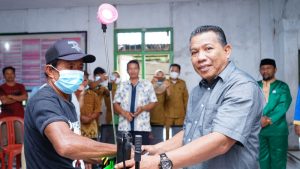 Depri Pontoh Serahkan Bantuan Alsintan di Desa Ollot I, Sangadi Isnain Patiro Sampaikan Ini