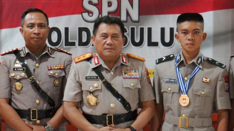 Senyum Bangga Anak Petani Asal Bolmut yang Boleh Berdiri Sejajar Bersama Jendral