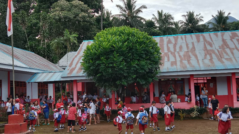 Tahun Ajaran Baru, Murid SD di Minut Antusias ke Sekolah
