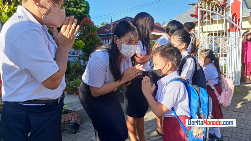 Guru SD Katolik Santa Monica Langowan Sambut Siswa di Sekolah Dengan Cara Ini
