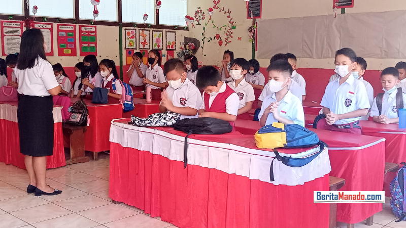 Guru SD Katolik Santa Monica Langowan Sambut Siswa di Sekolah Dengan Cara Ini 9 Guru SD Katolik Santa Monica Langowan Sambut Siswa di Sekolah Dengan Cara Ini