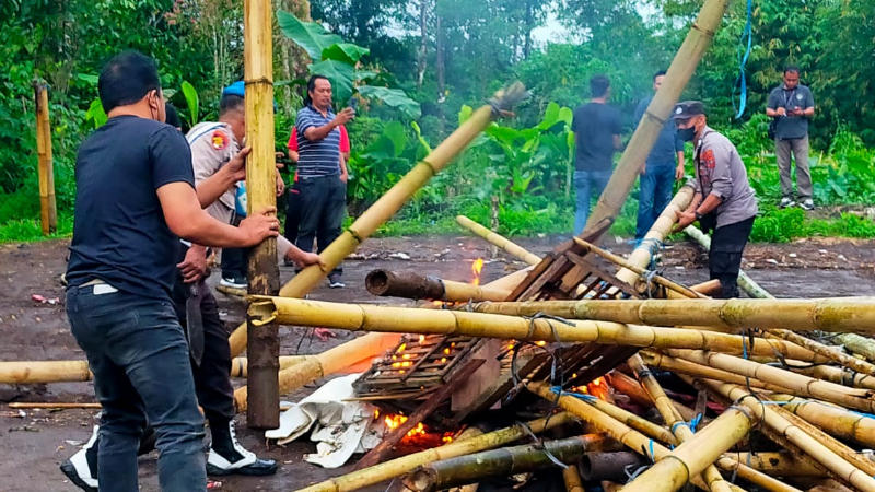 Petugas Gabungan Bongkar Arena Judi Sabung Ayam Langkatop Kawangkoan