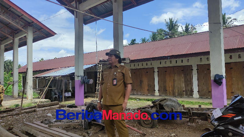 Tinjau Dua Pasar di Molompar, Kadis Franky Wowor Tegaskan Ini 8 Tinjau Dua Pasar di Molompar, Kadis Franky Wowor Tegaskan Ini