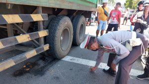Naas, Pejalan Kaki Dilindas Truk Kontainer di Depan Kantor PN Bitung