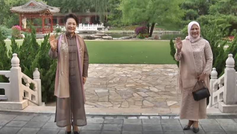Peng Liyuan, Istri Presiden Tiongkok Xi Jinping (kiri), ketika bertemu dengan Ibu Negara Indonesia, Iriana Joko Widodo, di Beijing, Selasa lalu (tangkapan layar).