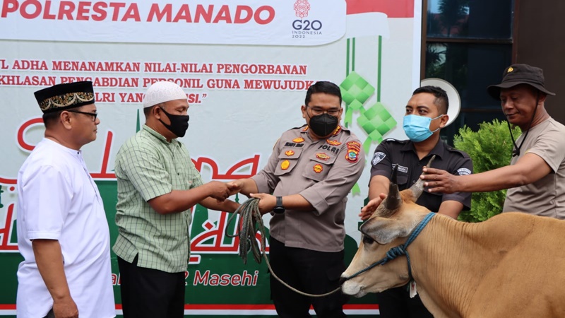Polresta Manado Serahkan Hewan Kurban, Berikut Pesan Julianto Sirait