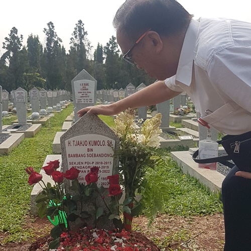 Ziarah ke Makam Tjahjo Kumolo, Ruben Saerang Kenang Jasa Almarhum Bagi Negara