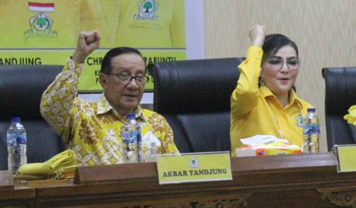 Akbar Tanjung dan Tetty Paruntu