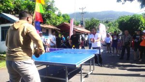 Hengky Honandar Unjuk Kebolehan Main Tenis Meja di Festival Merah Putih