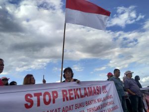 Masyarakat Adat Bantik Unjuk Rasa, Tolak Reklamasi di Pantai Malalayang