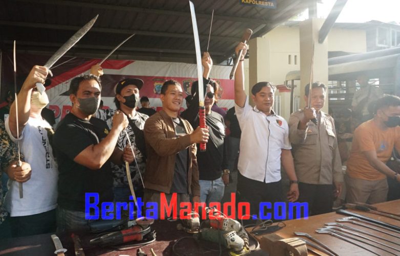 Pabrik Sajam di Manado Digerebek Polisi, Pembuat dan Penjual Dijebloskan ke Bui 9 Pabrik Sajam di Manado Digerebek Polisi, Pembuat dan Penjual Dijebloskan ke Bui