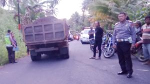 Laka Lantas Motor dan Truk Jungkit di Desa Lobu Mitra, Satu Orang Luka Parah