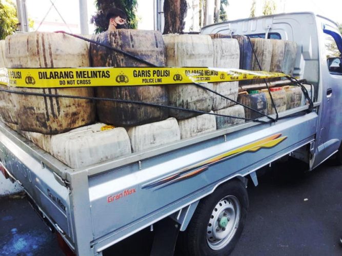 Polisi Ungkap Penimbun 6 Ton Solar Bersubsidi, Dua Perempuan Asal Minahasa Ikut Diamankan 8 Polisi Ungkap Penimbun 6 Ton Solar Bersubsidi, Dua Perempuan Asal Minahasa Ikut Diamankan