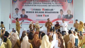 Bupati Mokodompit Goyang Chacha bersama Ribuan Guru se Bolmong
