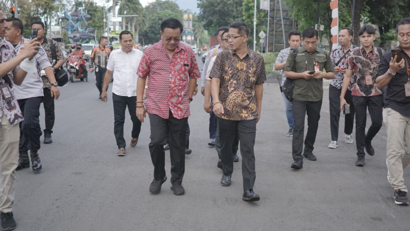 Maurits Mantiri - Hengky Honandar Kompak Jalan Kaki ke Kantor
