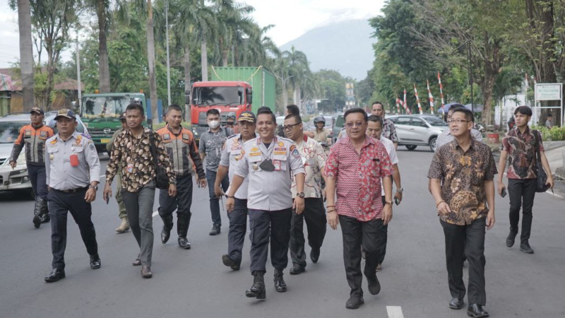 Maurits Mantiri - Hengky Honandar Kompak Jalan Kaki ke Kantor 9 Maurits Mantiri - Hengky Honandar Kompak Jalan Kaki ke Kantor