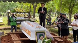 Anak Eddy Gombloh Kaget Saat Tahu Ayahnya Dimakamkan Secara Kristen