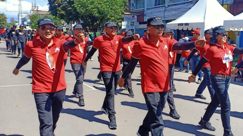 Ketika Rudy Theno Pimpinan Barisan Setda di Lomba Gerak Jalan HUT ke-77 RI