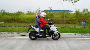 Sering Bonceng Anak Naik Motor? Ini 7 Tips agar Aman Selama Perjalanan