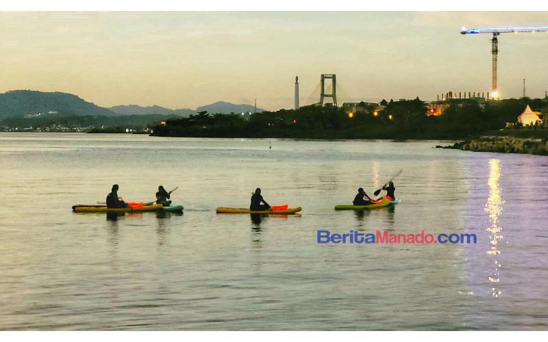 Baru! Nikmati Indahnya Sunset di Laut Manado dengan Paddleboard