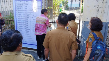 15 Bulan Gaji Belum Dibayarkan, Guru dan Pegawai YPKM Segel Sekolah