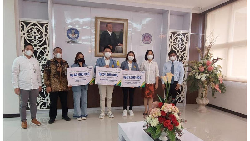 Disaksikan Rektor Ellen Kumaat, BPJS Ketenagakerjaan Serahkan Santunan Beasiswa kepada Mahasiswa Unsrat