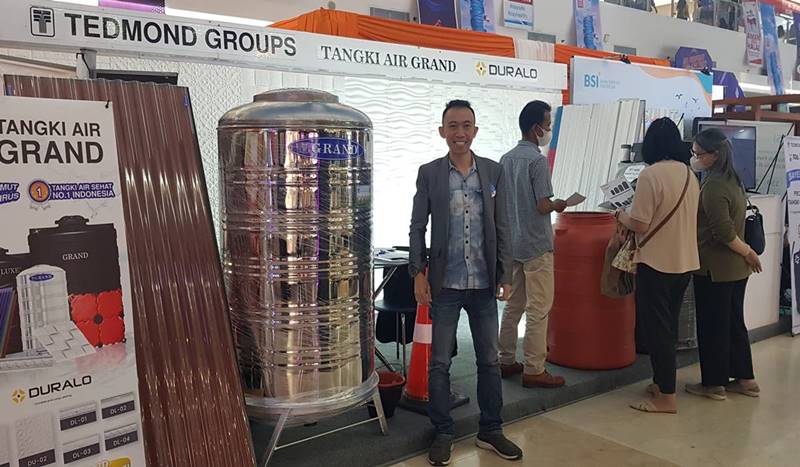 Branch Manager Tedmond Groups Sulawesi Utara Ferdinand Lendo, pada booth pameran Tangki Air Grand & Duralo Wall, REI Property Expo XVII 2022 Mantos 3