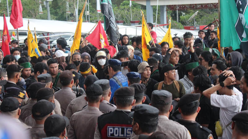 Tiga Gelombang Massa Demo di DPRD Sulut, Tolak Kenaikkan BBM