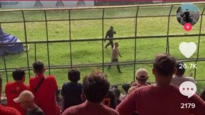 Respon Pak Polisi Saat Diteriaki “Sambo” oleh Suporter Bola Menuai Pujian