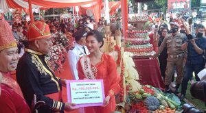 Olly Dondokambey Beri Hadiah Rp100 Juta kepada Miss Indonesia 2022 Audrey Vanessa
