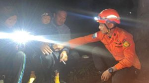 Basarnas Evakuasi 8 Pendaki Termasuk Balita yang Tersesat di Gunung Soputan