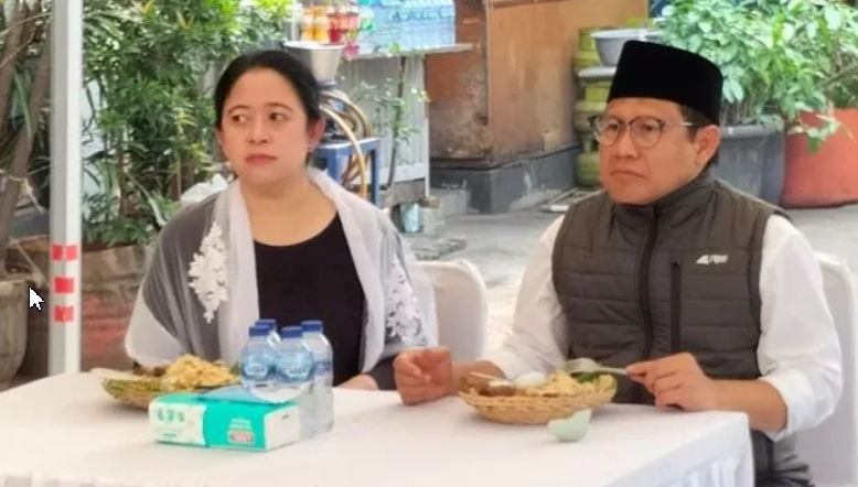 Puan Maharani dan Muhaimin Iskandar atau Cak Imin makan bareng di warung pecel usai berziarah ke TMP Kalibata, Minggu (25/9/2022). (Suara.com/Yasir)