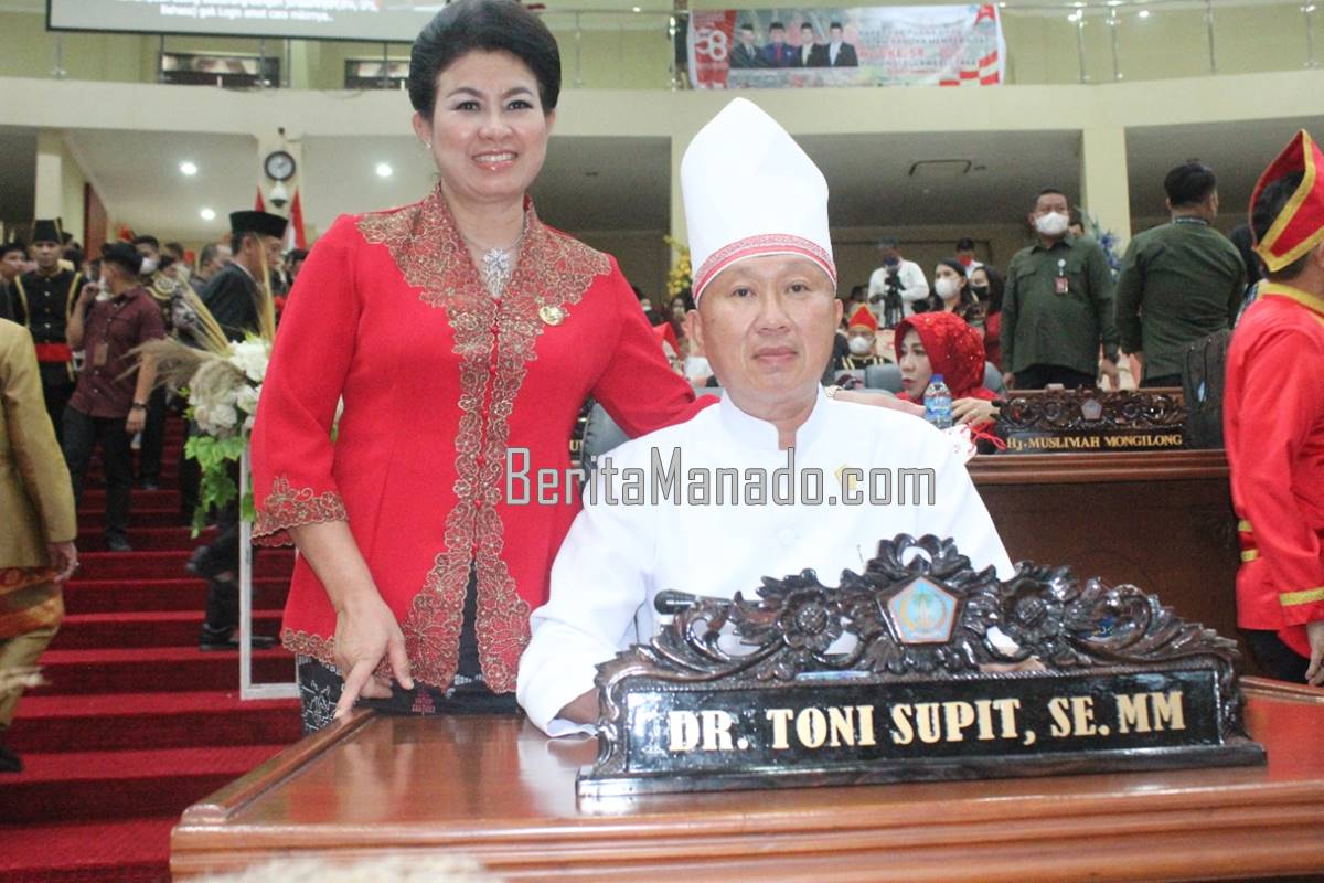 Anggota DPRD Provinsi Sulut Toni Supit bersama istri yang juga merupakan Bupati Kepulauan Sitaro Evangelian Sasingen