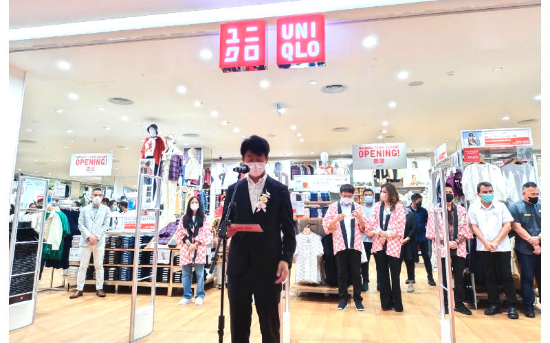 Arai Takashi dan Andrei Angouw Gunting Pita, UNIQLO Pertama di Manado Resmi Dibuka