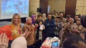 Senator Maya Rumantir Nyanikan “Happy Birthday To You” Untuk Gubernur Isran Noor