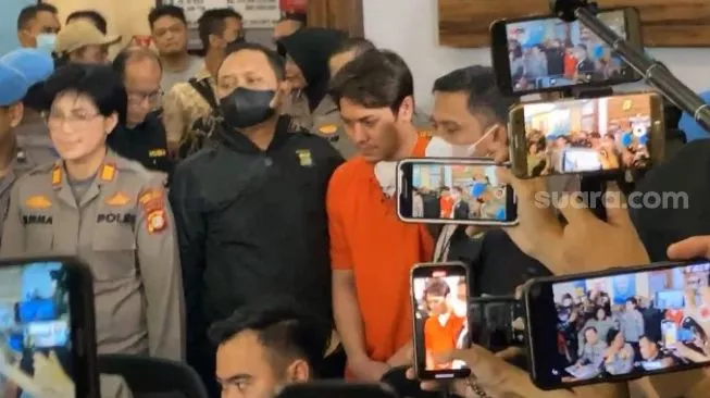 Sudah Pakai Baju Tahanan, Rizky Billar Seperti Linglung