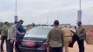 Momen Presiden Joko Widodo Satu Mobil dengan Ganjar Pranowo Jadi Sorotan