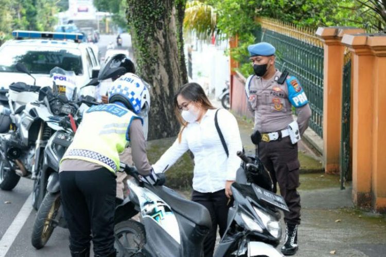 Warga Sulut Masih Abai Gunakan Helm Saat Berkendara 9 Warga Sulut Masih Abai Gunakan Helm Saat Berkendara