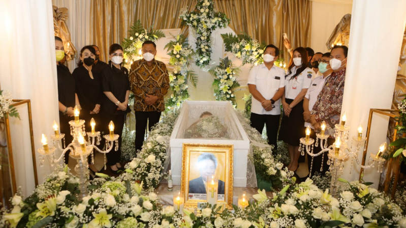 Sampaikan Belasungkawa, Olly Dondokambey dan Steven Kandouw Melayat ke Rumah Duka Almarhumah Jenny Tumbuan
