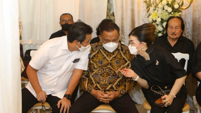 Sampaikan Belasungkawa, Olly Dondokambey dan Steven Kandouw Melayat ke Rumah Duka Almarhumah Jenny Tumbuan