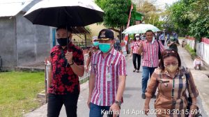 Dewi Sahelangi Dampingi Camat Pusomaen Lakukan Penilaian Lomba Perkembangan Desa