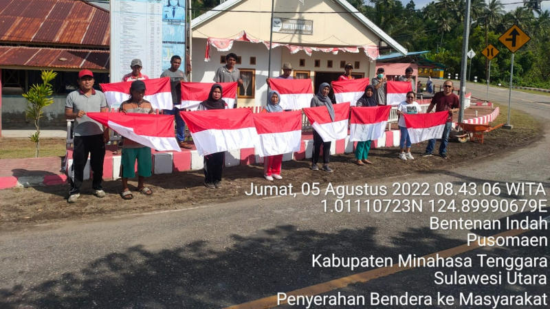 Meriahkan HUT ke-77 RI, Desa Bentenan Indah Bagi-bagi Bantuan Bendera ke Masyarakat