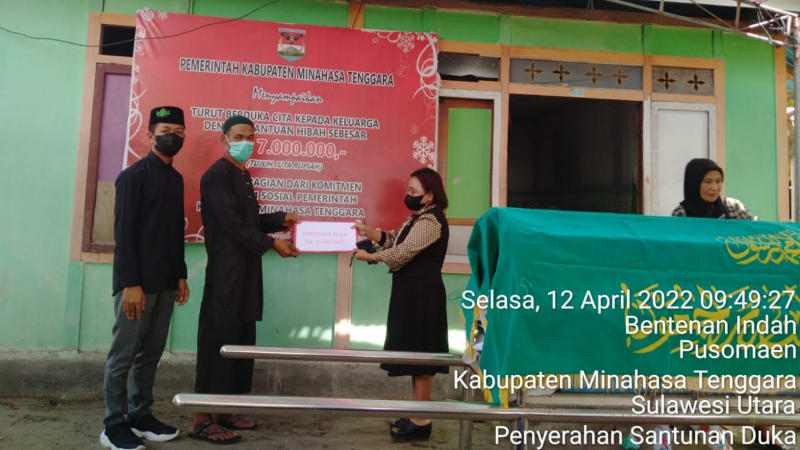 Hukum Tua Dewi Sahelangi Serahkan Santunan Duka Rp7 Juta ke Keluarga Jaena Tamalero