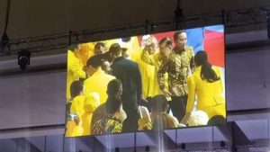 Kenakan Batik Kuning, Kedatangan Jokowi Disambut Meriah Kader Partai Golkar